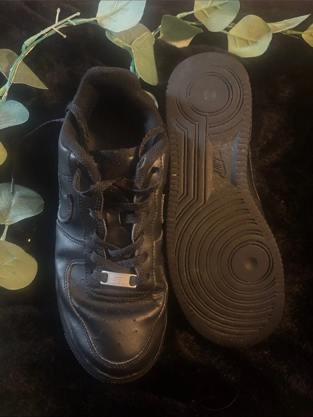 Nike Men's Black Low-Top Leather Sneakers